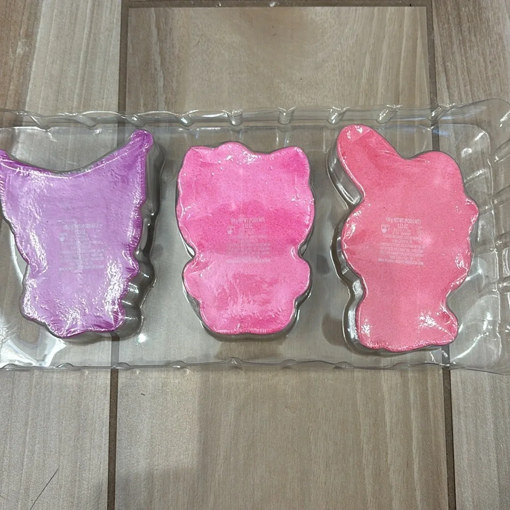 NIB Hello Kitty Bath Bomb Set